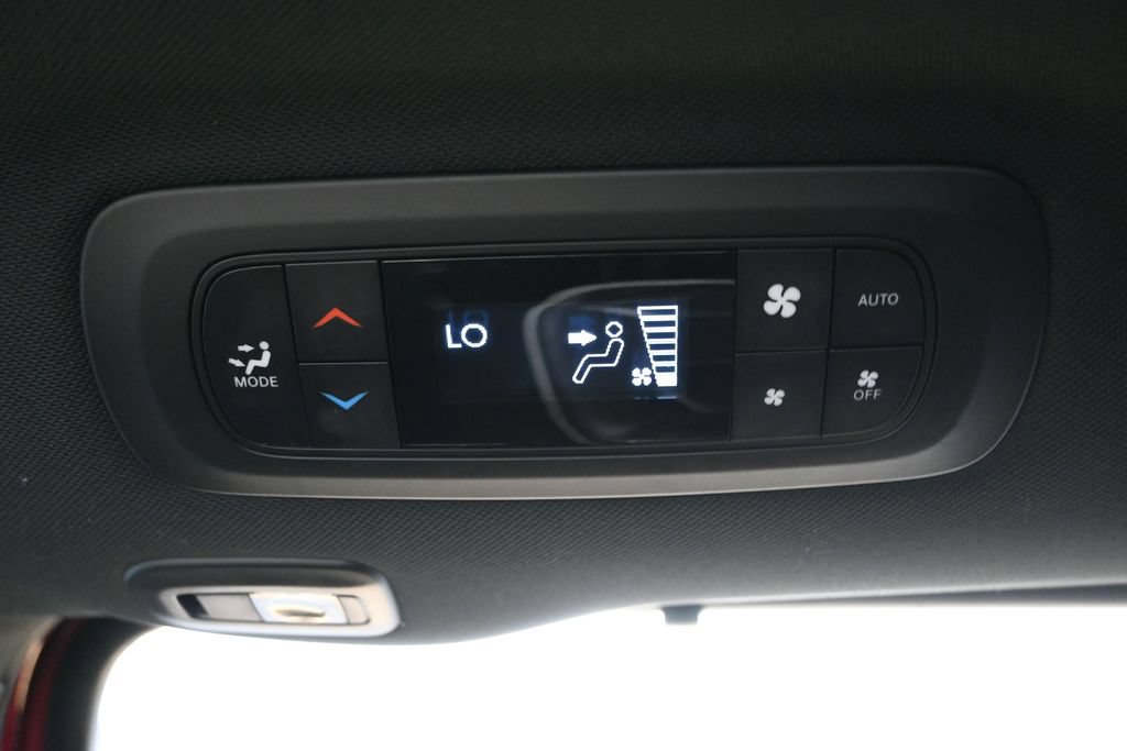 Used 2025 Chrysler Pacifica Limited FWD image 32