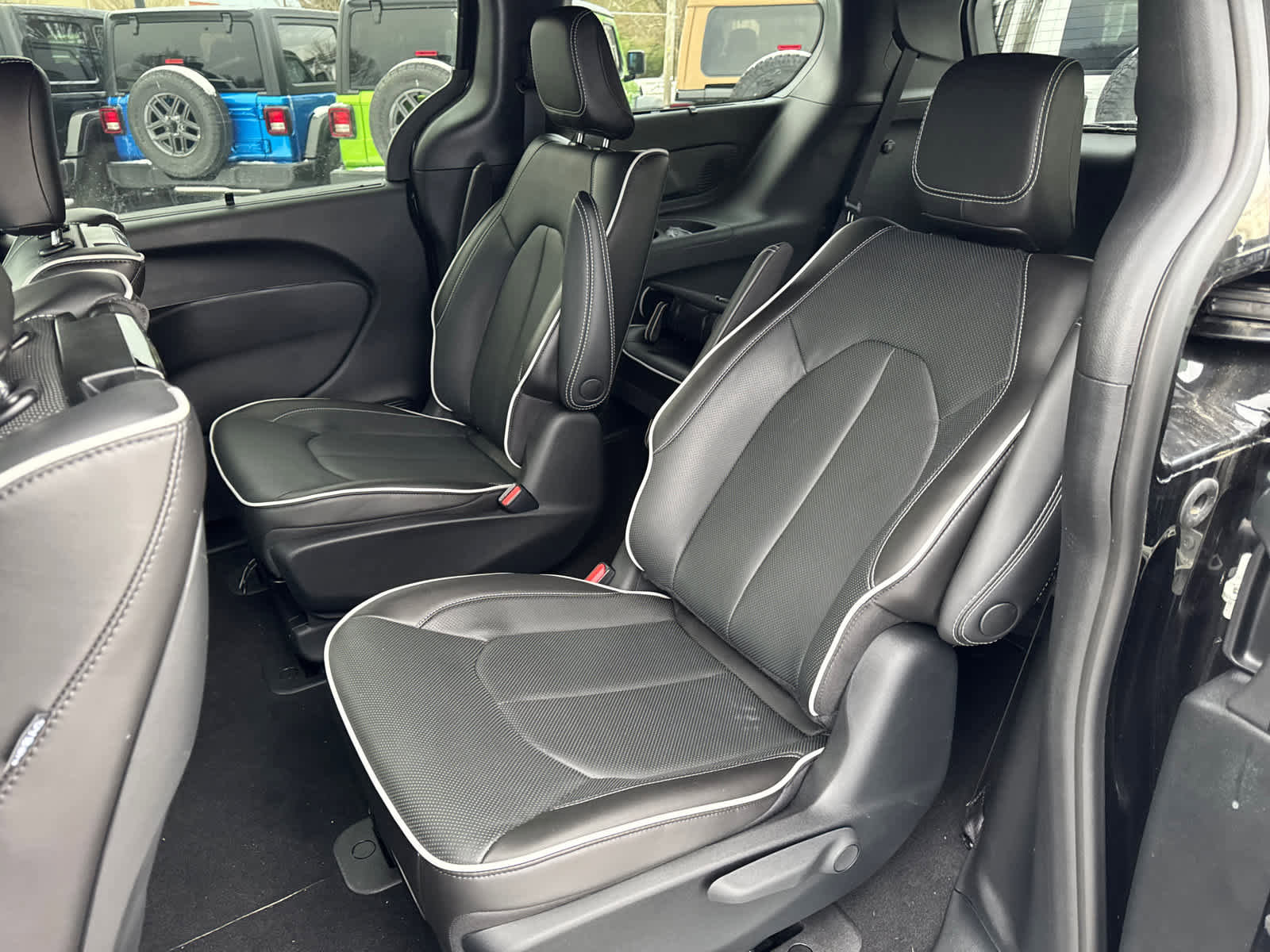 Used 2023 Chrysler Pacifica Limited w/ Uconnect Theater Family Group image 32