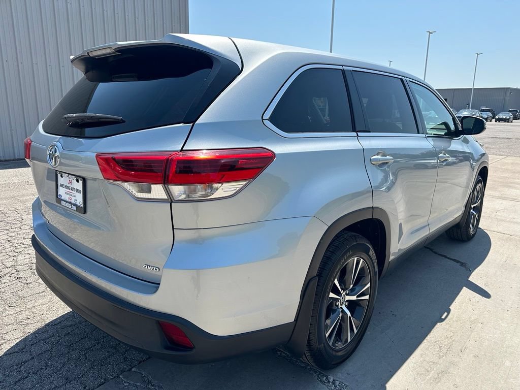 Used 2019 Toyota Highlander LE AWD/4WD image 5