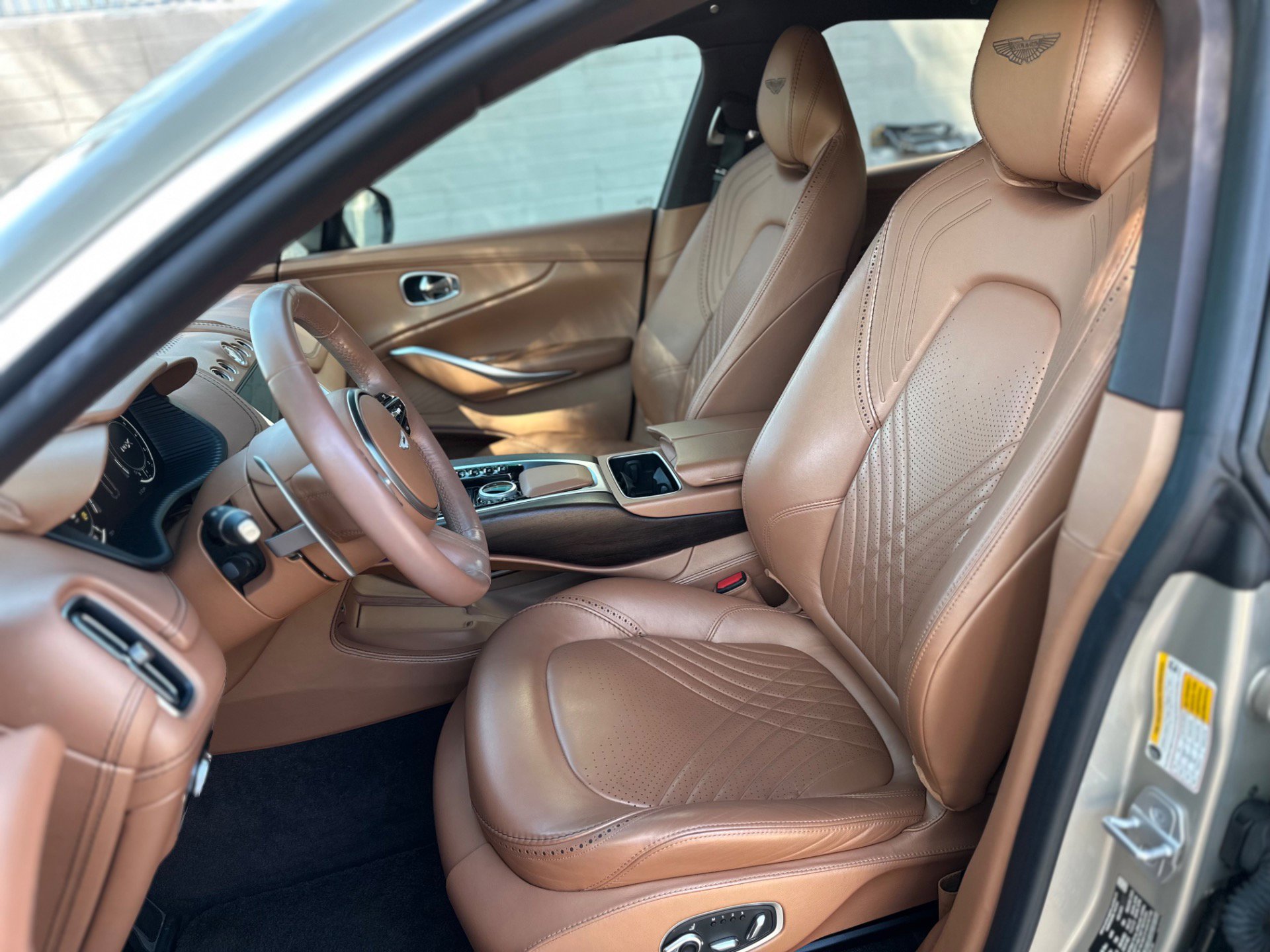 Used 2021 Aston Martin DBX AWD/4WD image 25