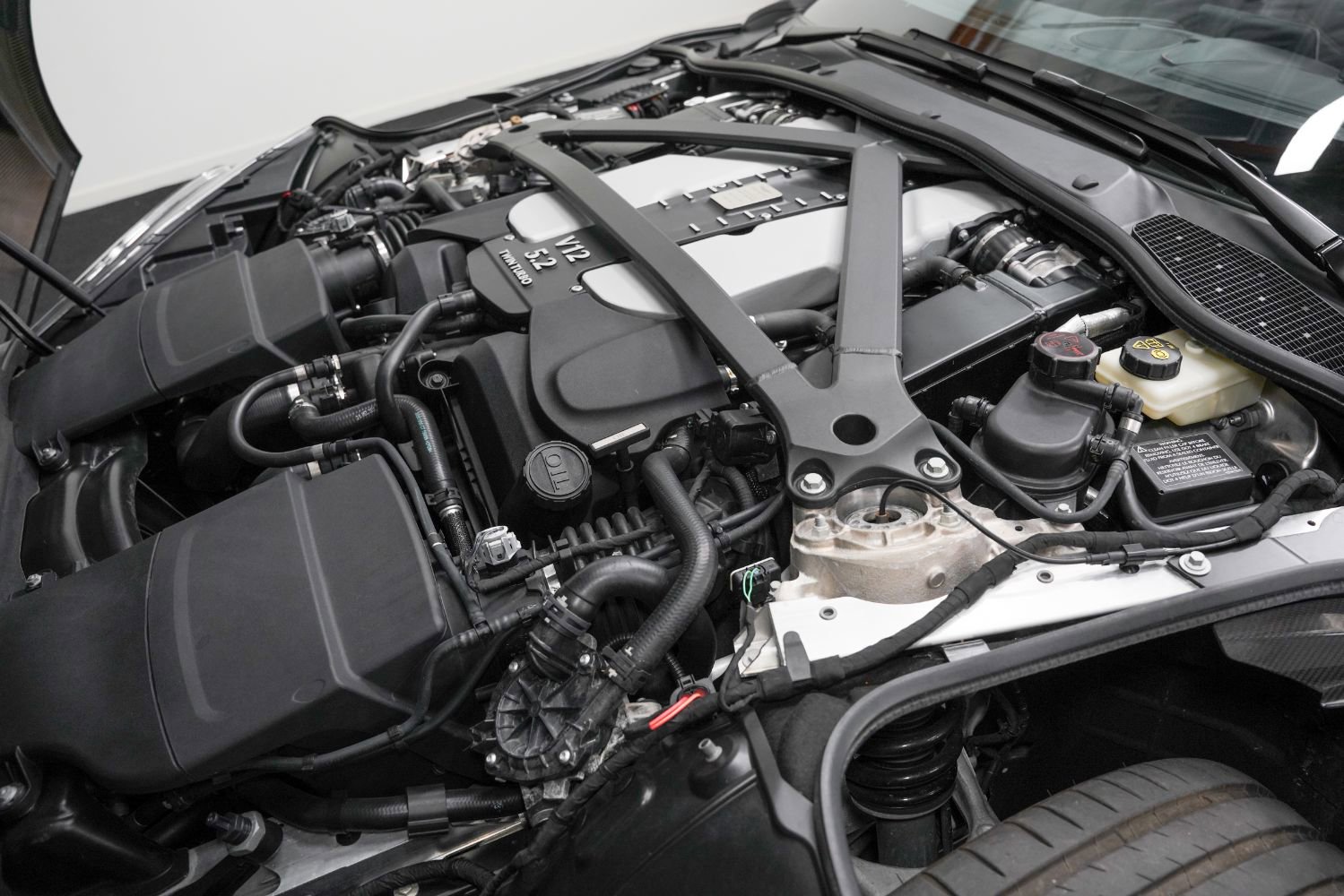 Used 2022 Aston Martin DBS Superleggera Volante RWD image 49