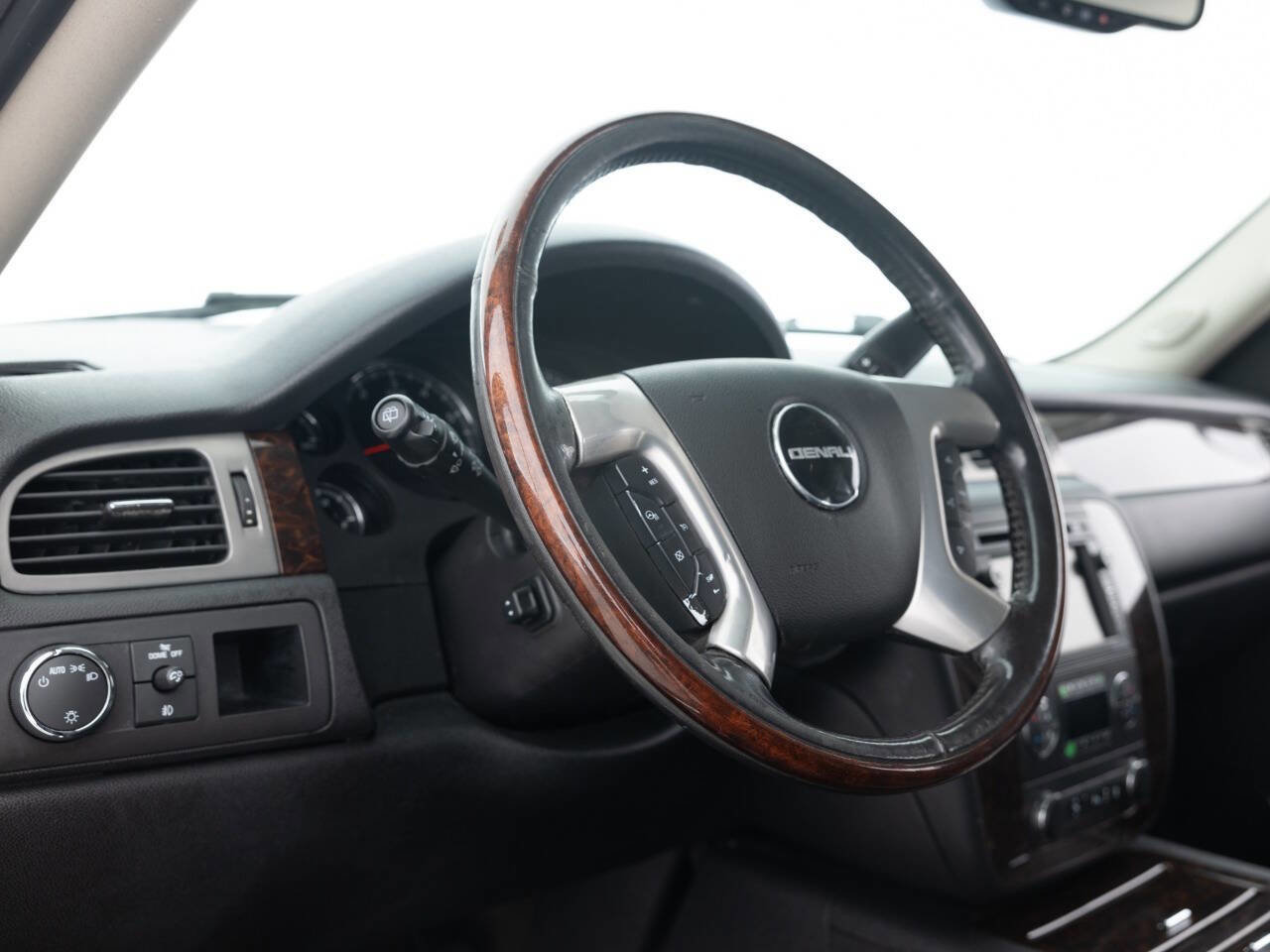Used 2011 GMC Yukon XL Denali image 23
