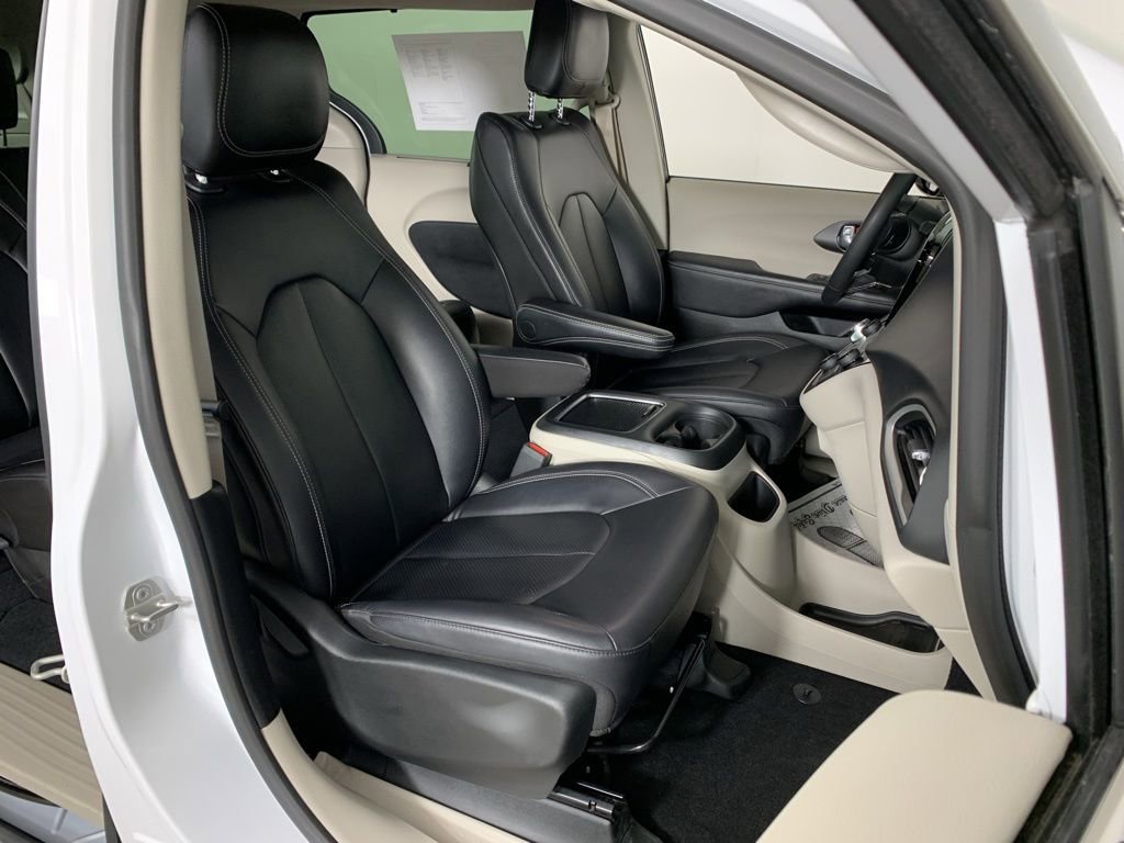 Used 2024 Chrysler Pacifica Touring-L image 38
