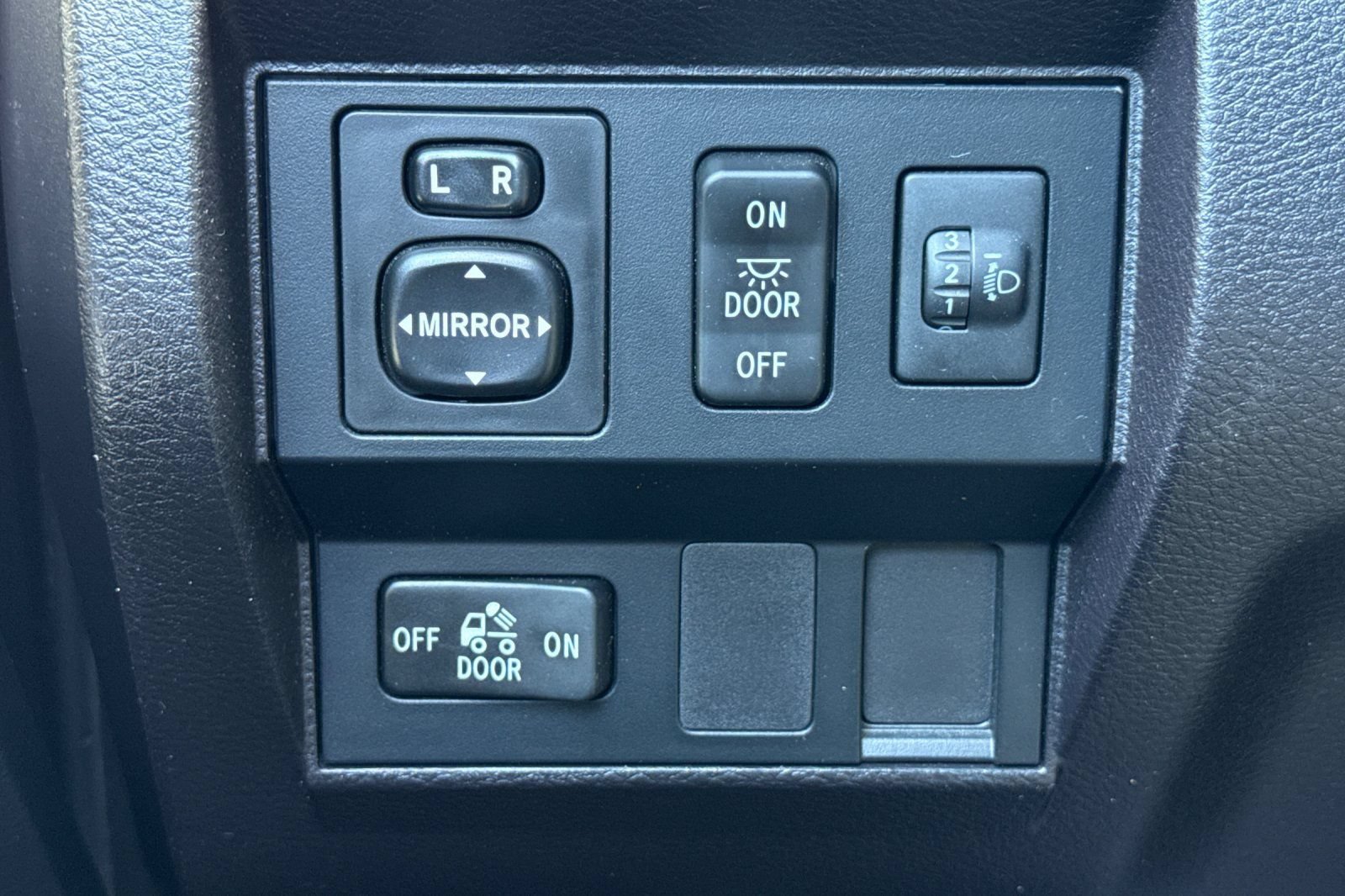 Used 2015 Toyota Tundra SR5 w/ SR5 Upgrade Package RWD image 40
