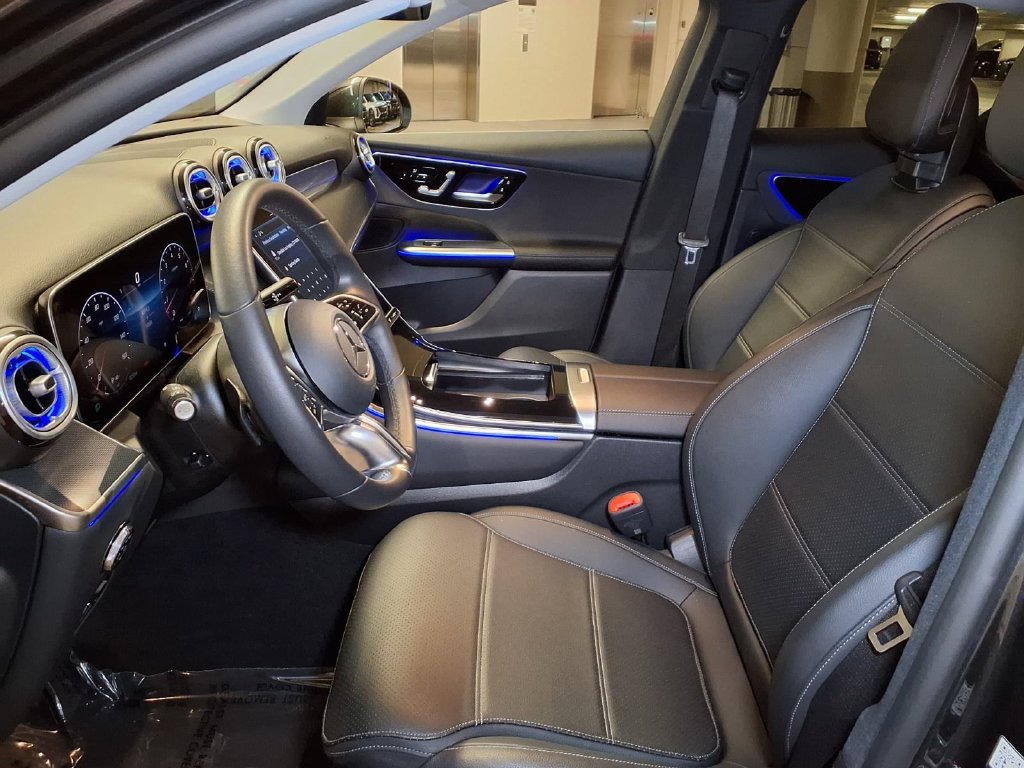 Used 2025 Mercedes-Benz GLC 300 4MATIC image 12