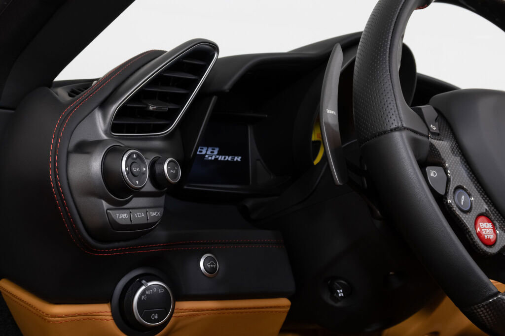 Used 2018 Ferrari 488 Spider image 33
