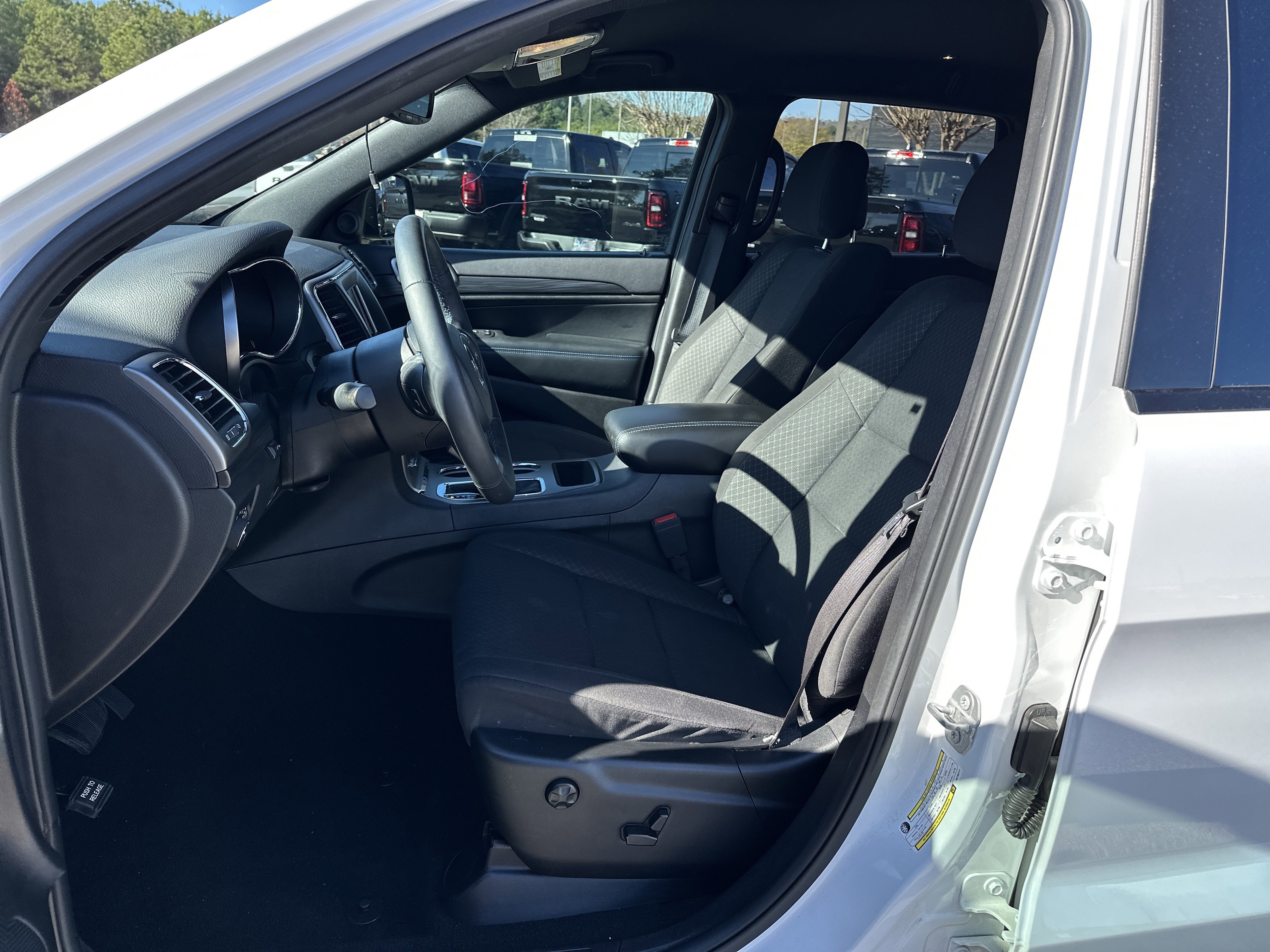 Used 2019 Jeep Grand Cherokee Laredo image 9