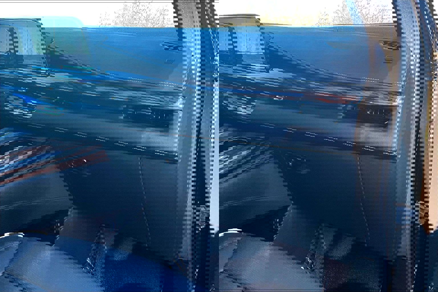 Used 2024 Cadillac Escalade ESV Premium Luxury image 15