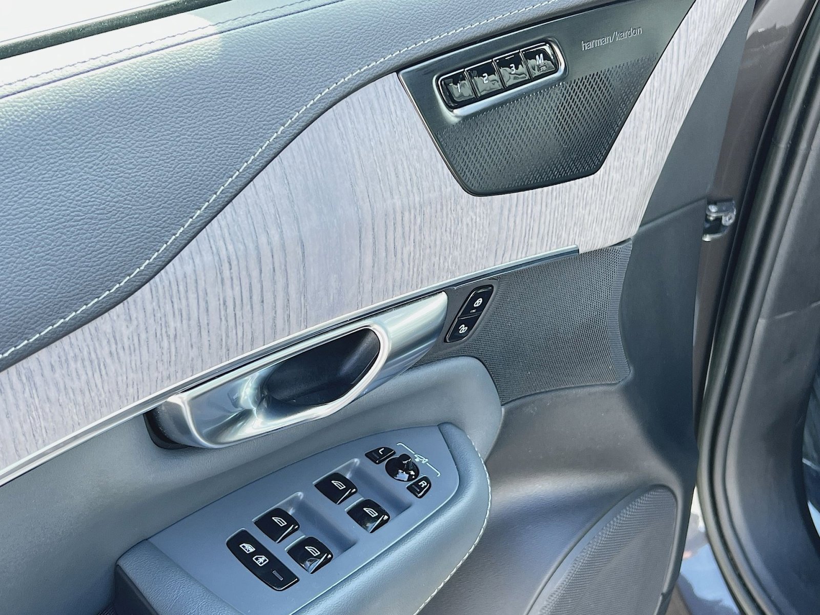 Used 2023 Volvo XC90 B6 Ultimate w/ Protection Package Premier image 15