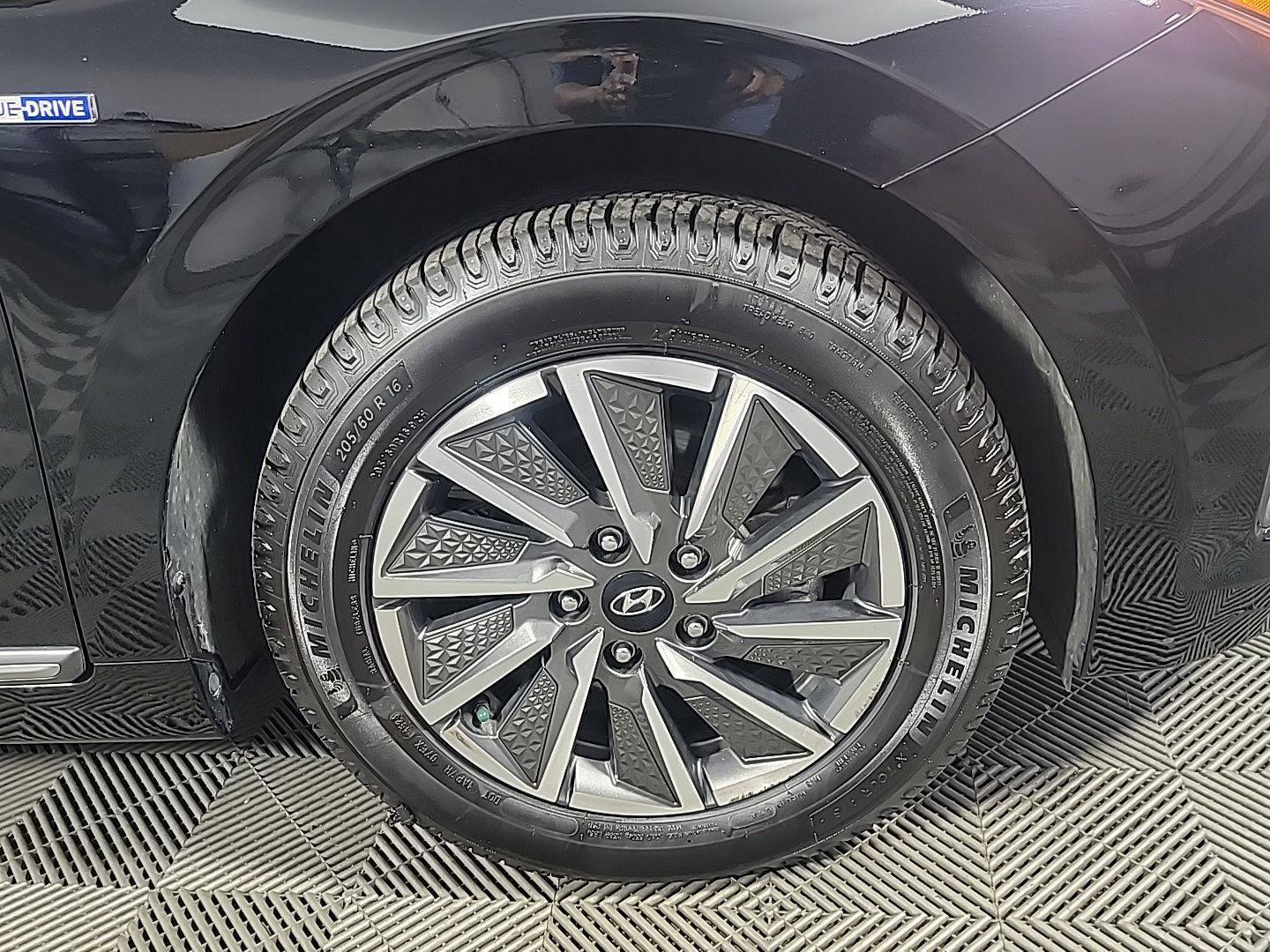 Used 2020 Hyundai Ioniq Limited image 3