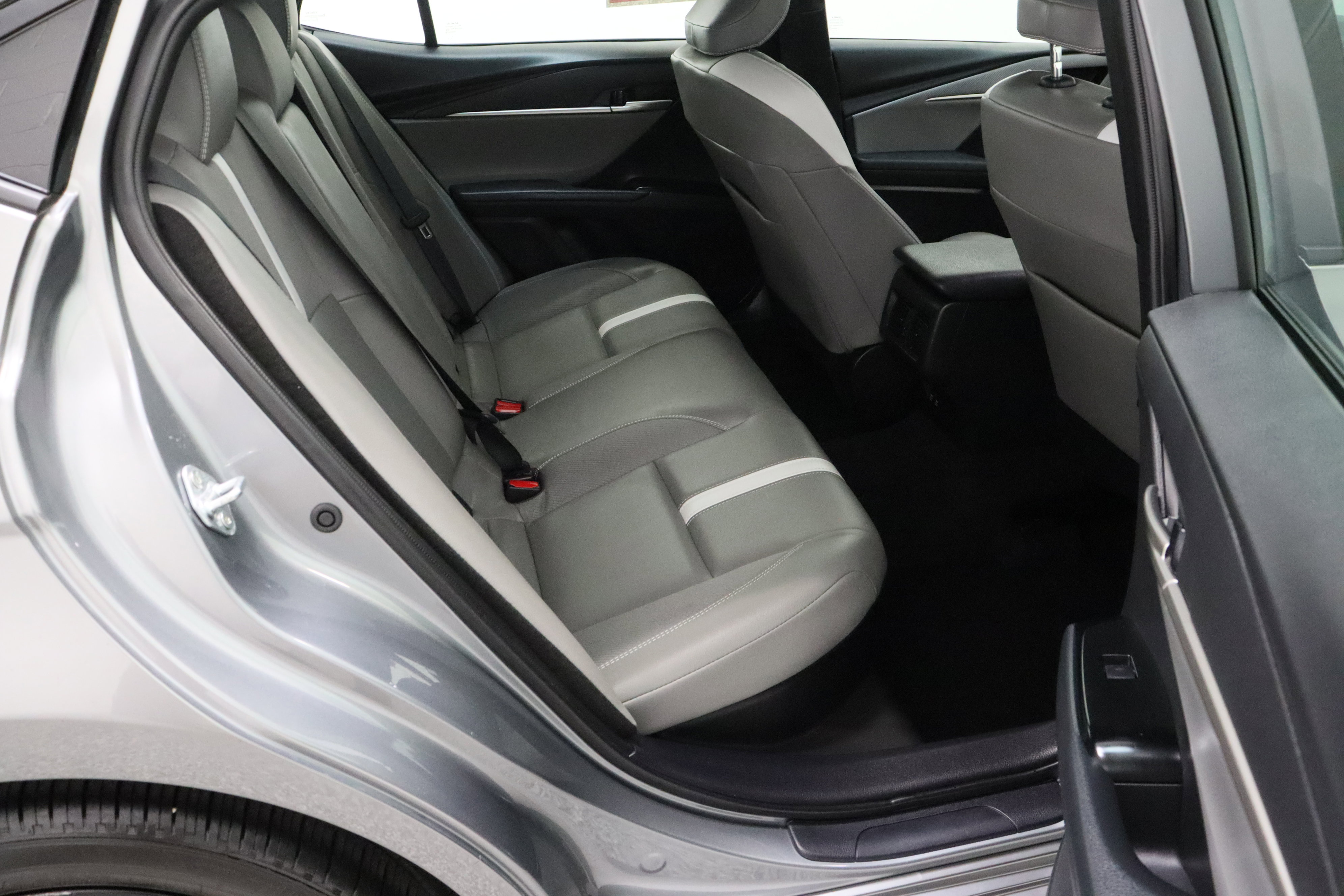Used 2025 Toyota Camry SE w/ Convenience Package FWD image 34