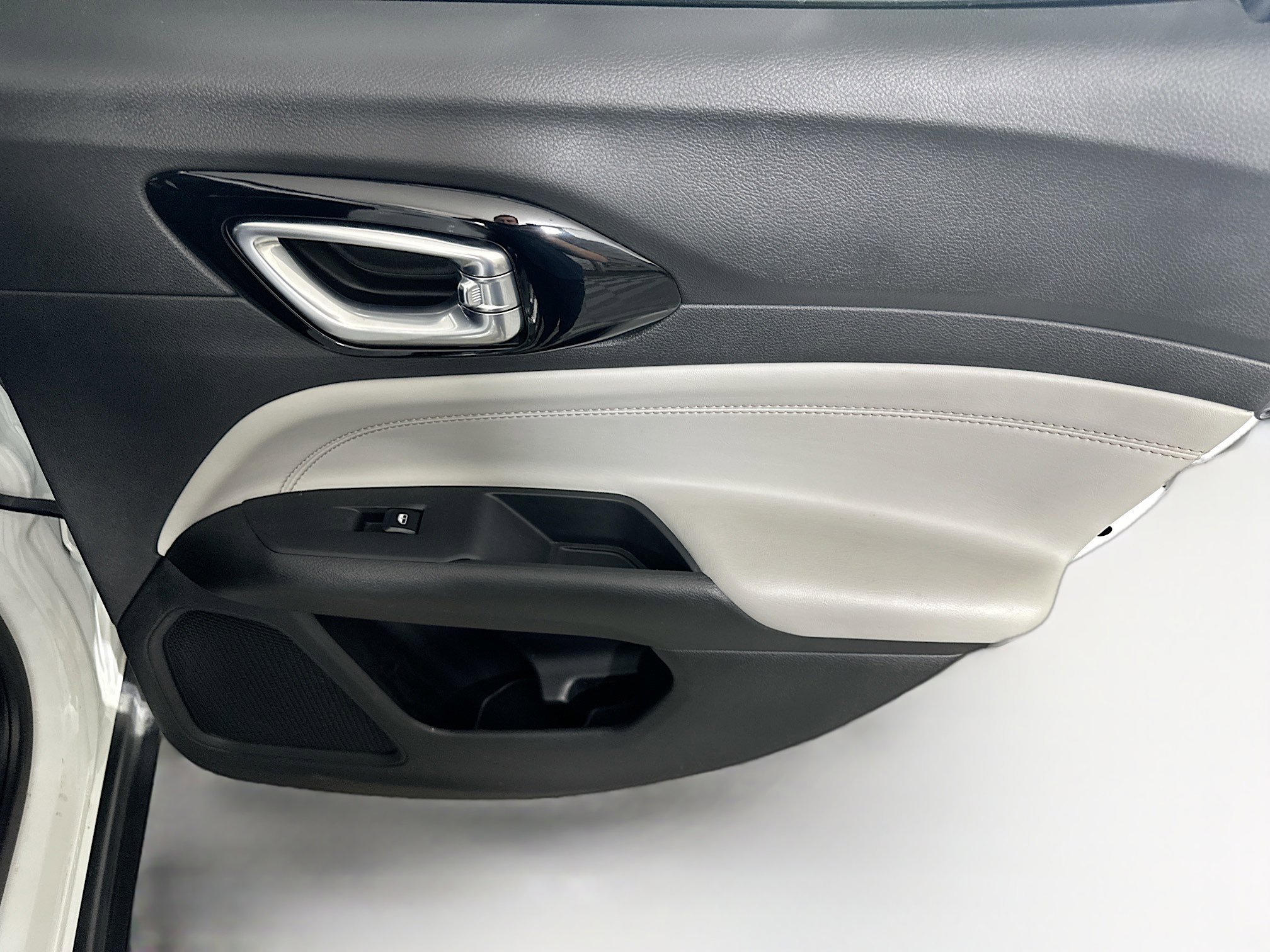 Used 2025 Jeep Compass Limited image 27