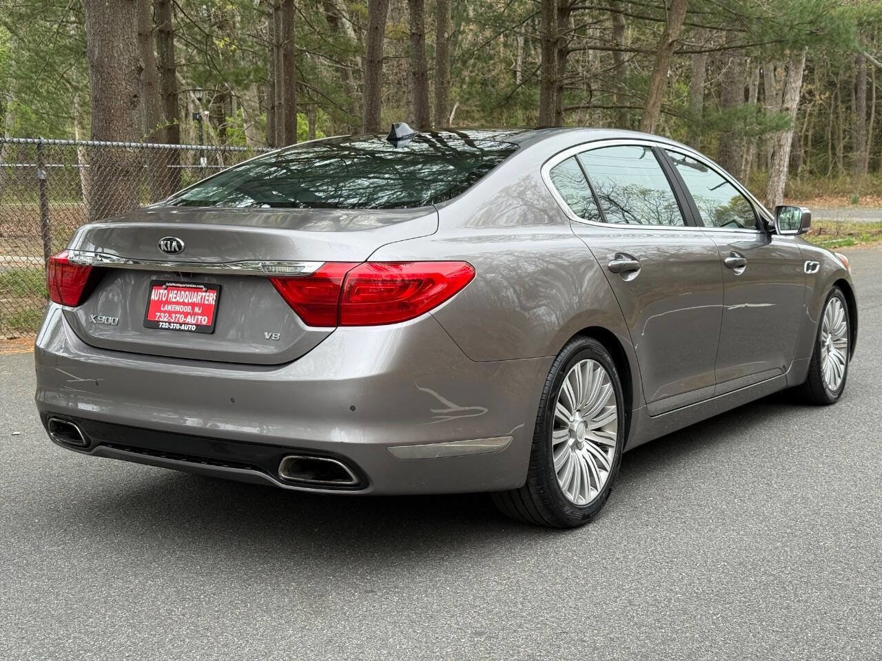 Used 2015 Kia K900 Premium w/ Interior Highline Package image 5