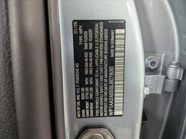 Certified 2025 Porsche Macan AWD/4WD image 30