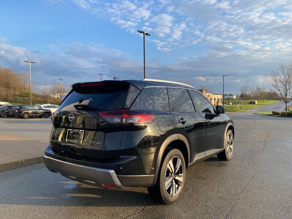 Used 2024 Nissan Rogue SL AWD/4WD image 2