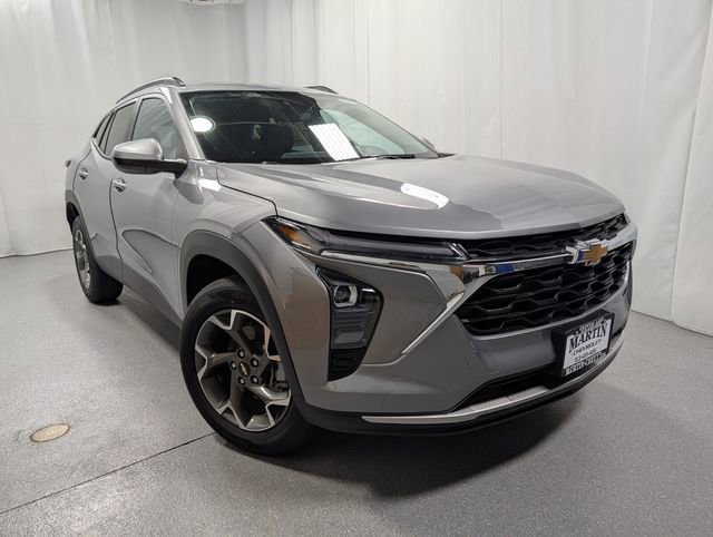 New 2026 Chevrolet Trax LT w/ Sunroof Package FWD image 2