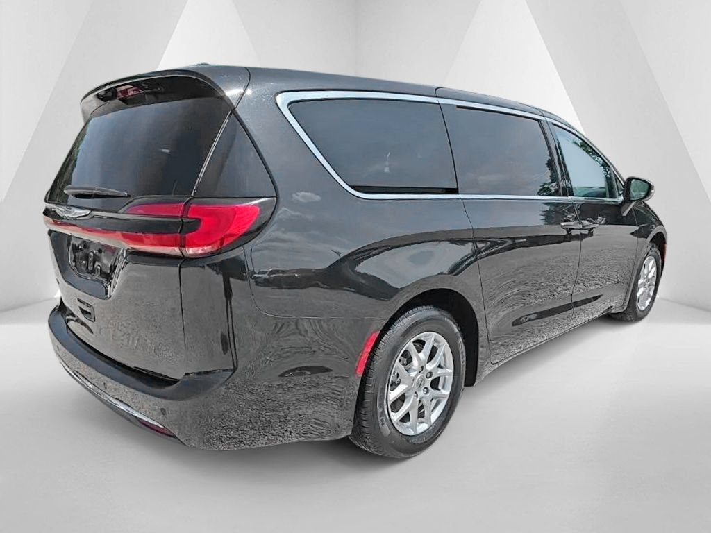 Used 2023 Chrysler Pacifica Touring-L FWD image 5