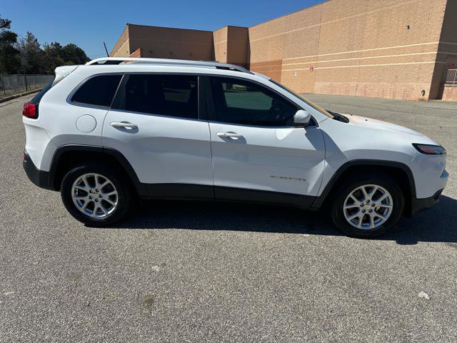 Used 2018 Jeep Cherokee Latitude Plus AWD/4WD image 36