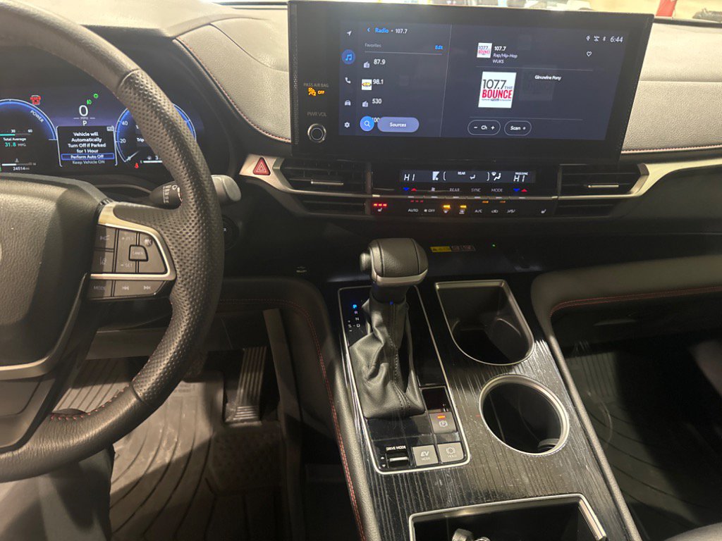 Used 2025 Toyota Sienna XSE w/ XSE Plus Package image 3