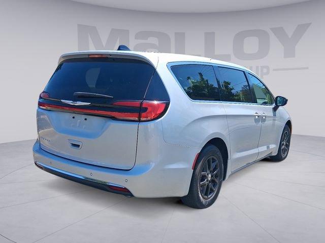 Used 2024 Chrysler Pacifica Touring-L FWD image 5