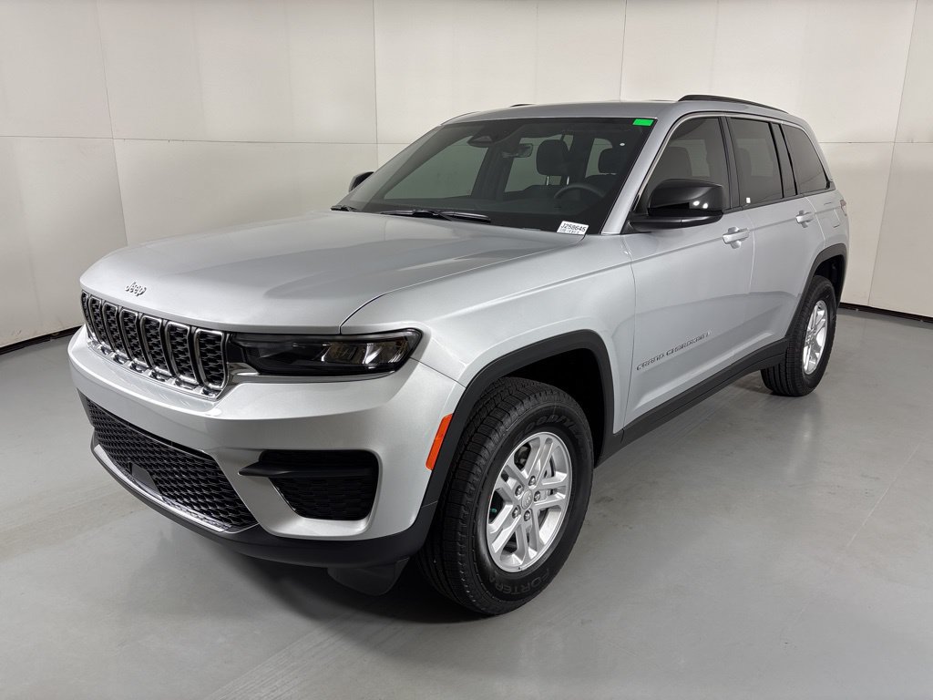 New 2025 Jeep Grand Cherokee Laredo w/ Trailer Tow Package AWD/4WD image 4