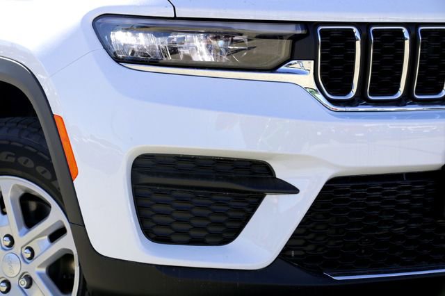 New 2025 Jeep Grand Cherokee Laredo w/ Luxury Tech Group I RWD image 3