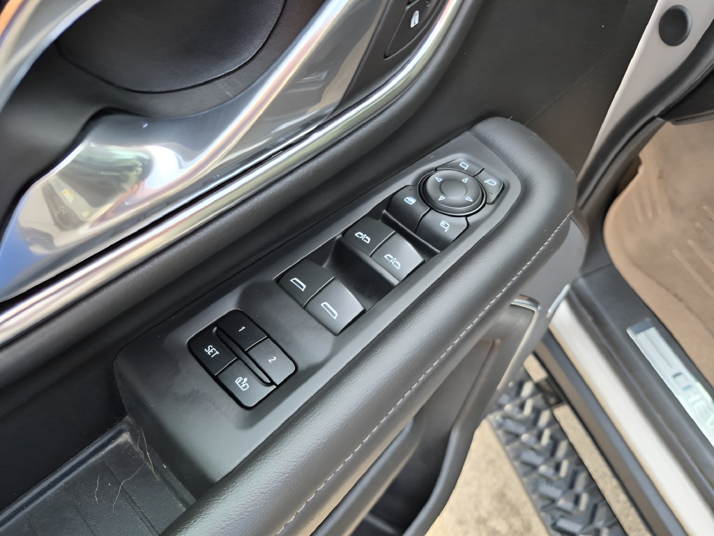 Used 2023 Chevrolet Tahoe Z71 w/ Luxury Package AWD/4WD image 17