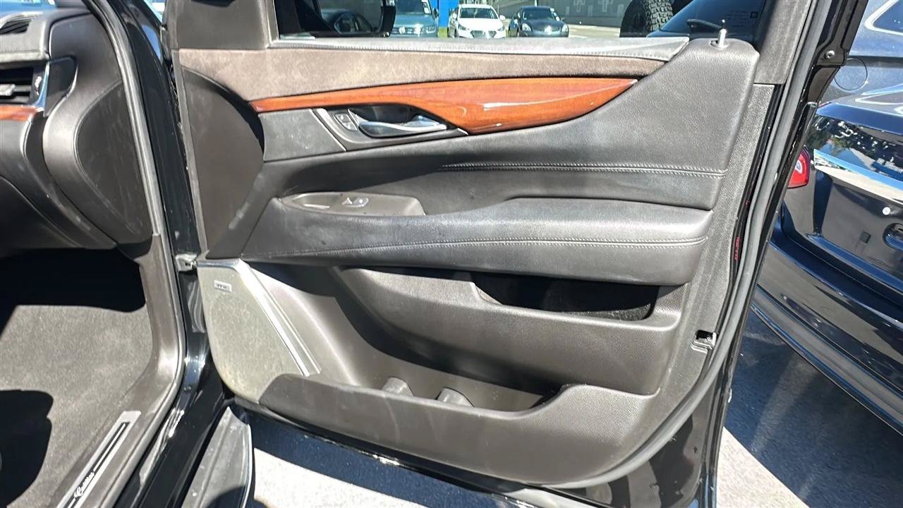 Used 2015 Cadillac Escalade Luxury AWD/4WD image 35