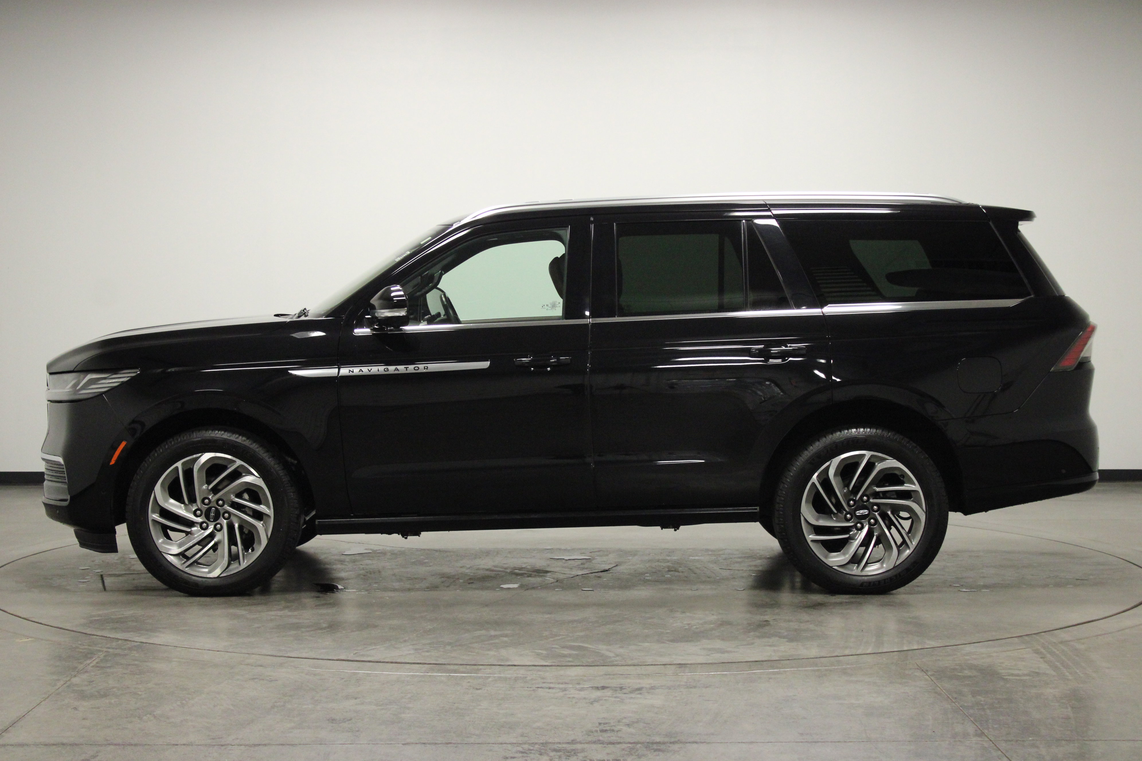 Used 2025 Lincoln Navigator Reserve image 5