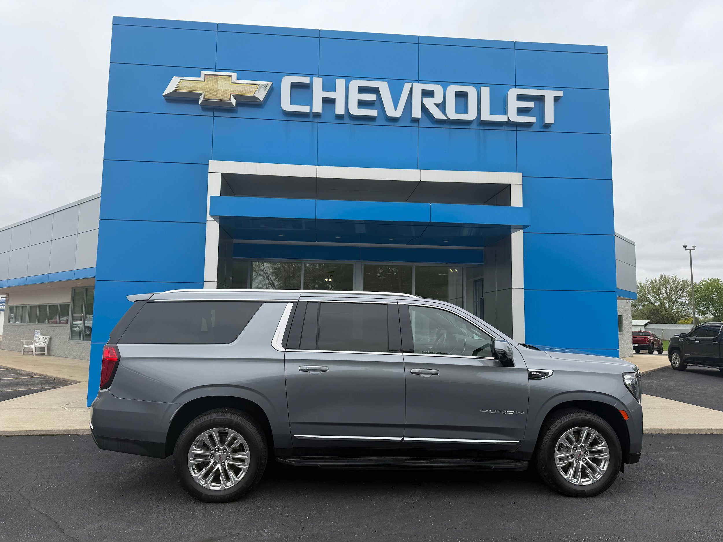 Used 2021 GMC Yukon XL SLT w/ SLT Premium Package AWD/4WD image 1