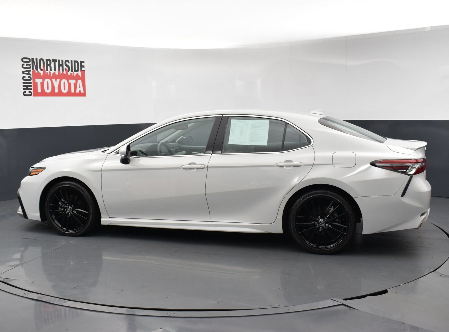 Used 2022 Toyota Camry XSE FWD image 2