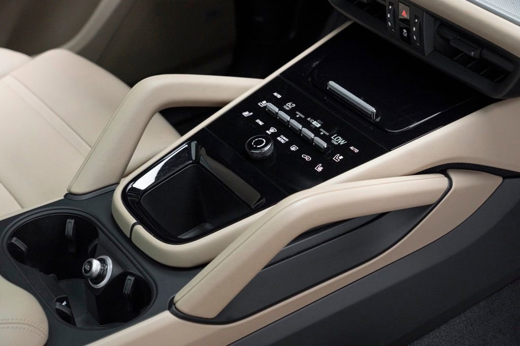 Used 2024 Porsche Cayenne Coupe image 35