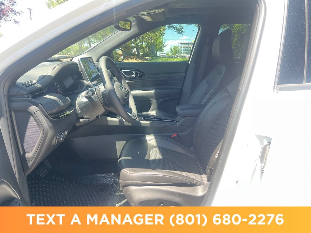 Used 2025 Jeep Compass Latitude w/ Sun & Sound Group AWD/4WD image 9