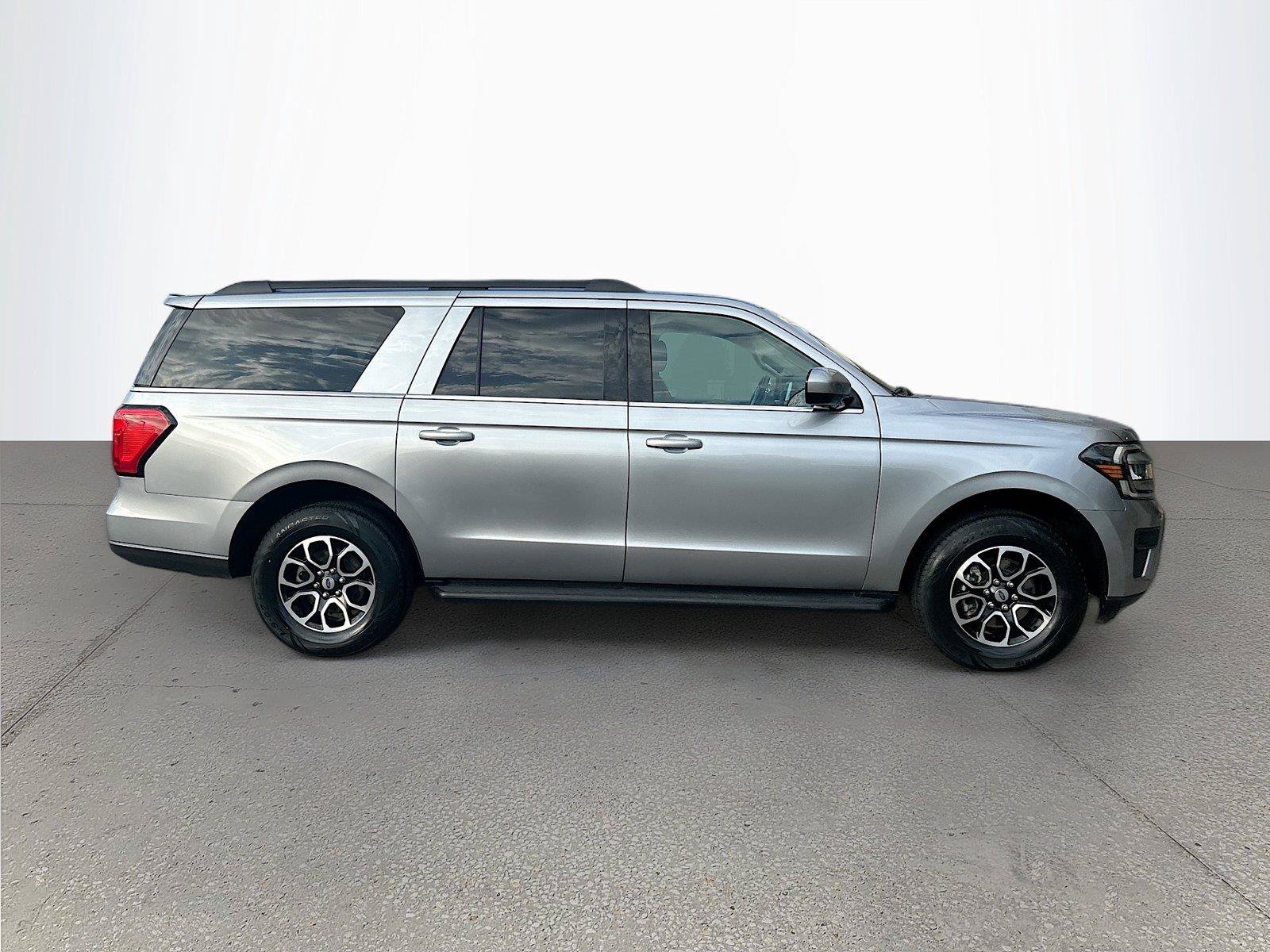Used 2024 Ford Expedition Max XLT AWD/4WD image 3