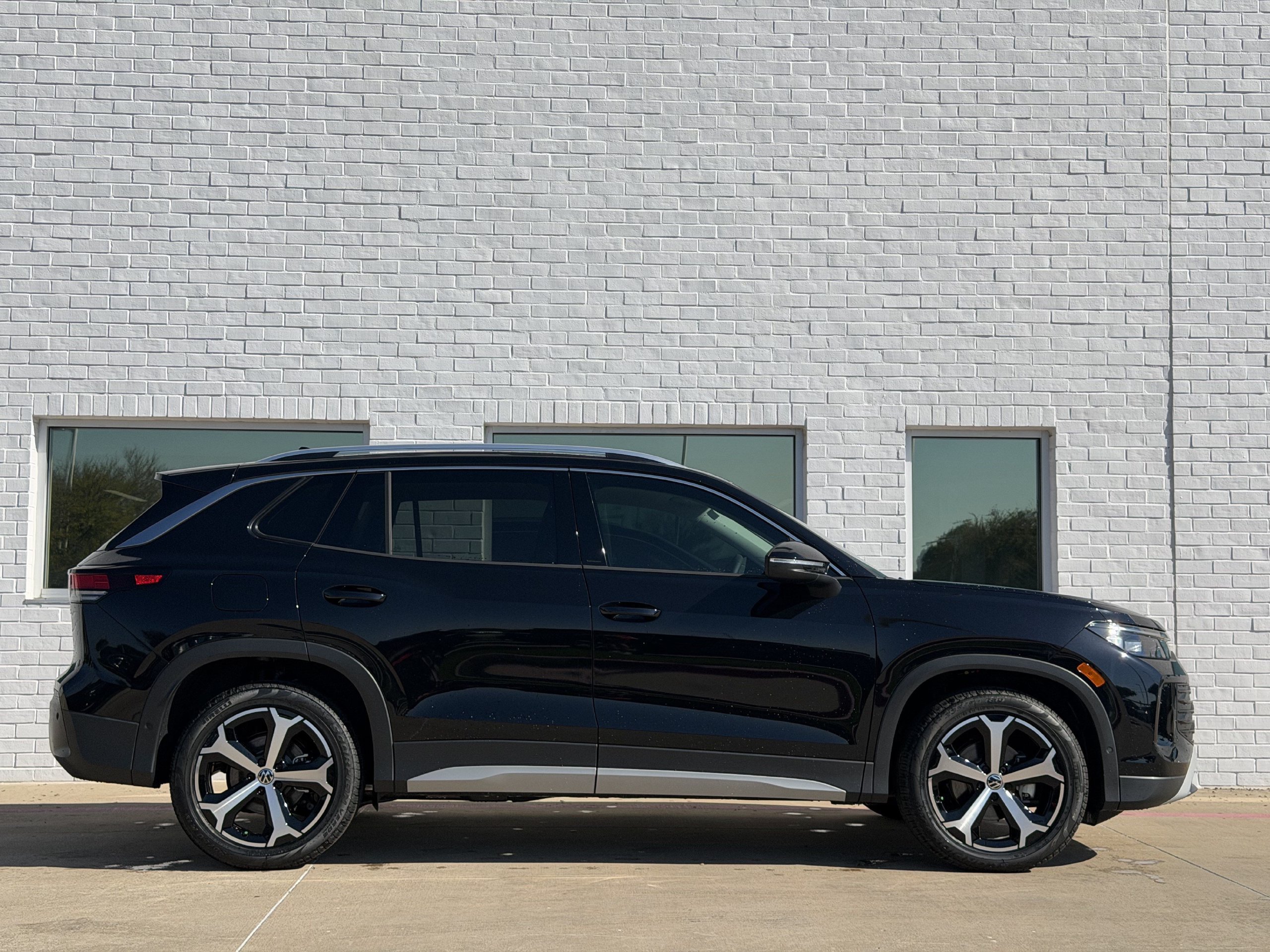 New 2026 Volkswagen Tiguan SE FWD image 3