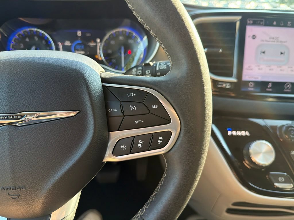 Used 2023 Chrysler Pacifica Touring-L FWD image 20