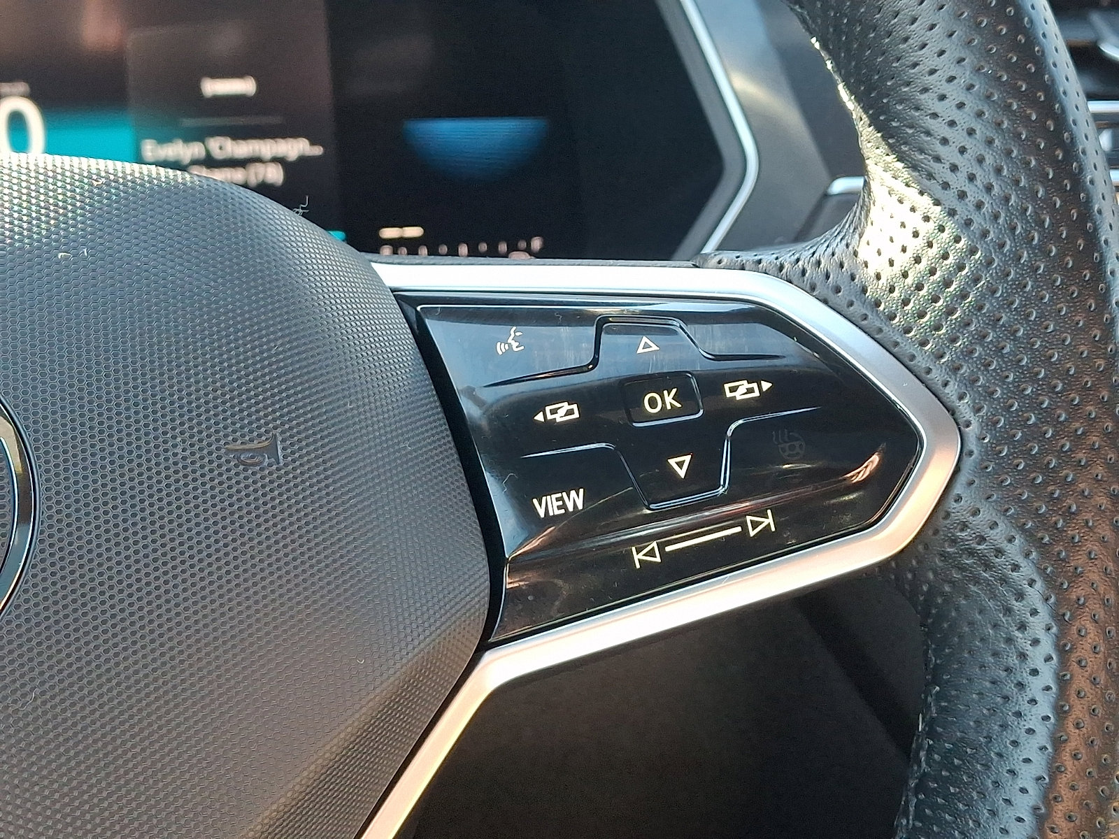 Used 2022 Volkswagen Tiguan SE R-Line image 21