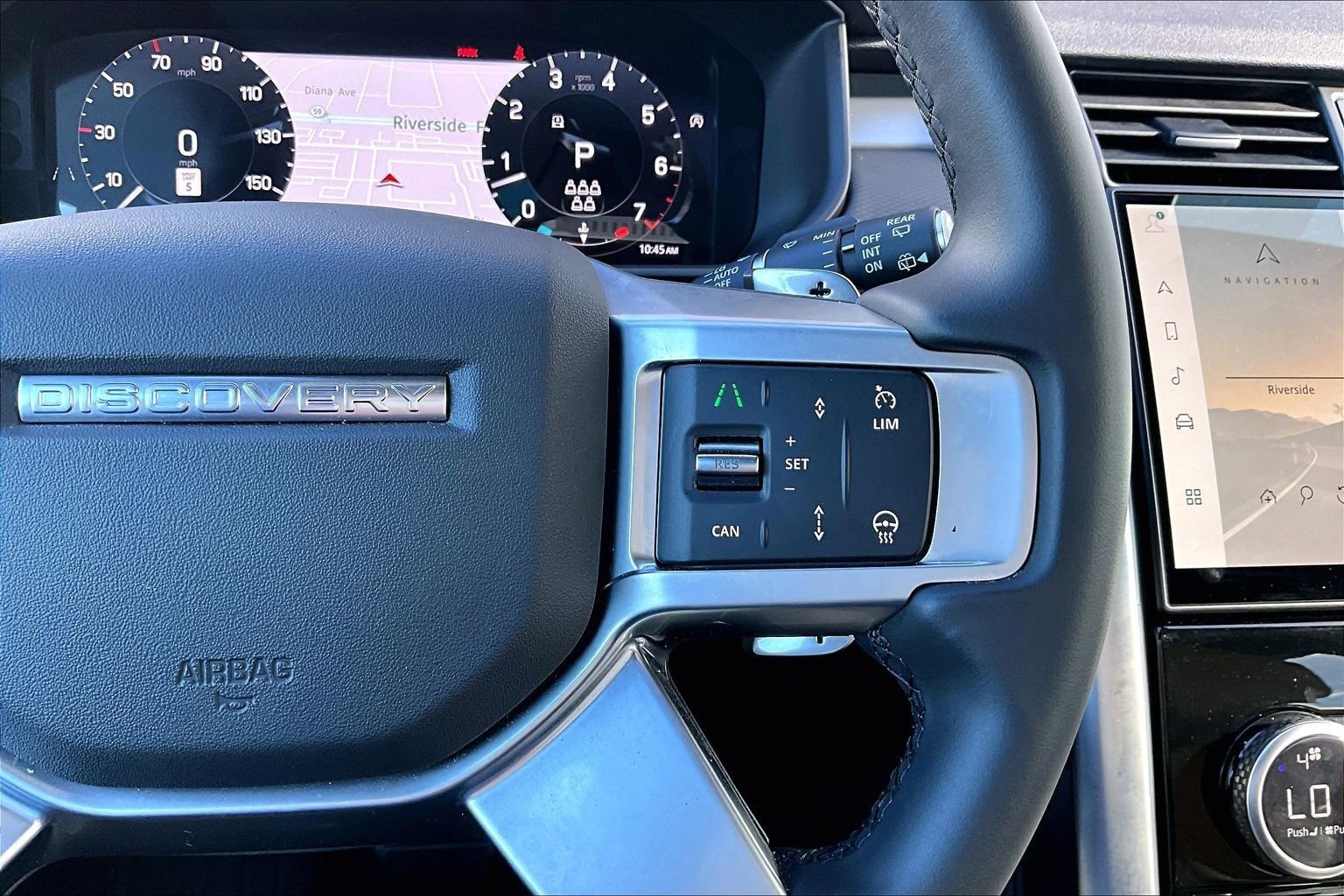 Used 2025 Land Rover Discovery Dynamic SE image 17