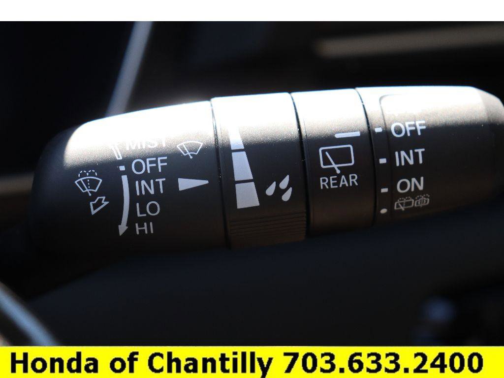 Used 2025 Honda Pilot Touring image 11