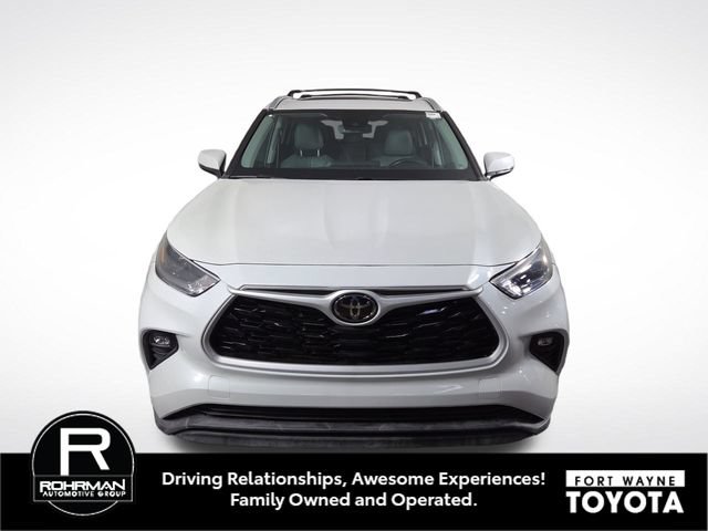Used 2024 Toyota Highlander XLE AWD/4WD image 3