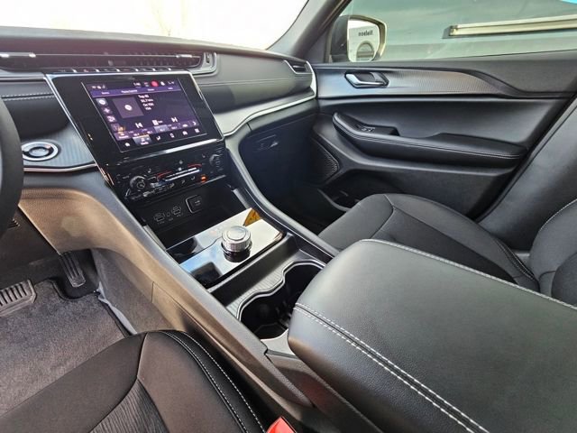 Used 2025 Jeep Grand Cherokee Laredo X w/ Luxury Tech Group I AWD/4WD image 19