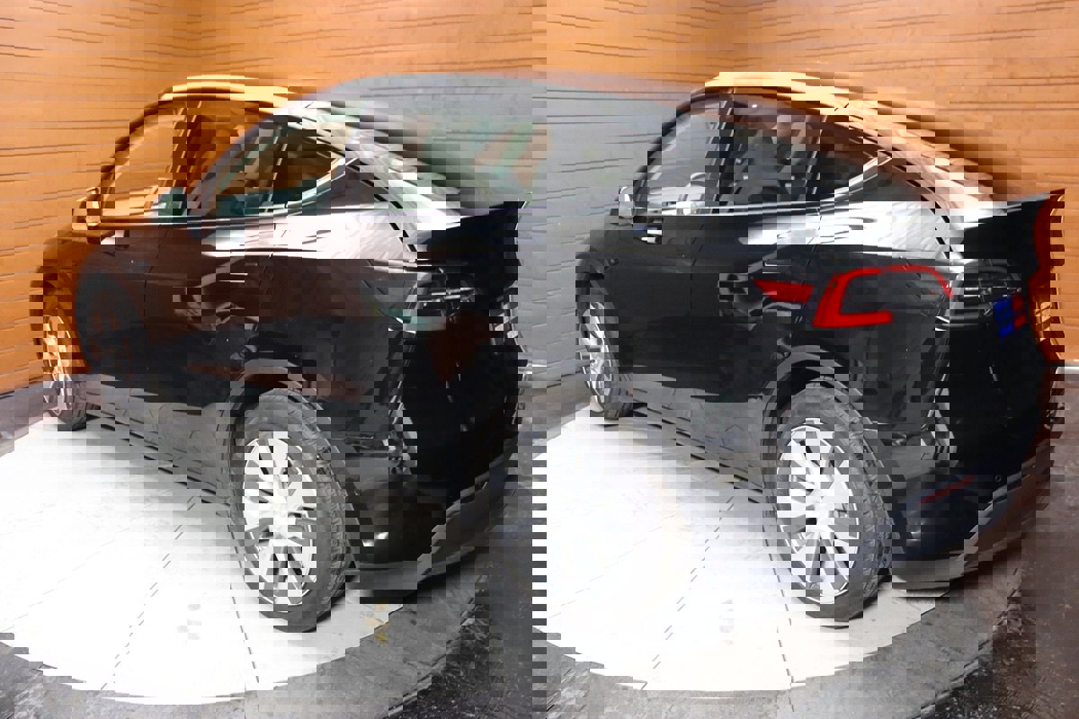 Used 2021 Tesla Model Y Long Range image 9