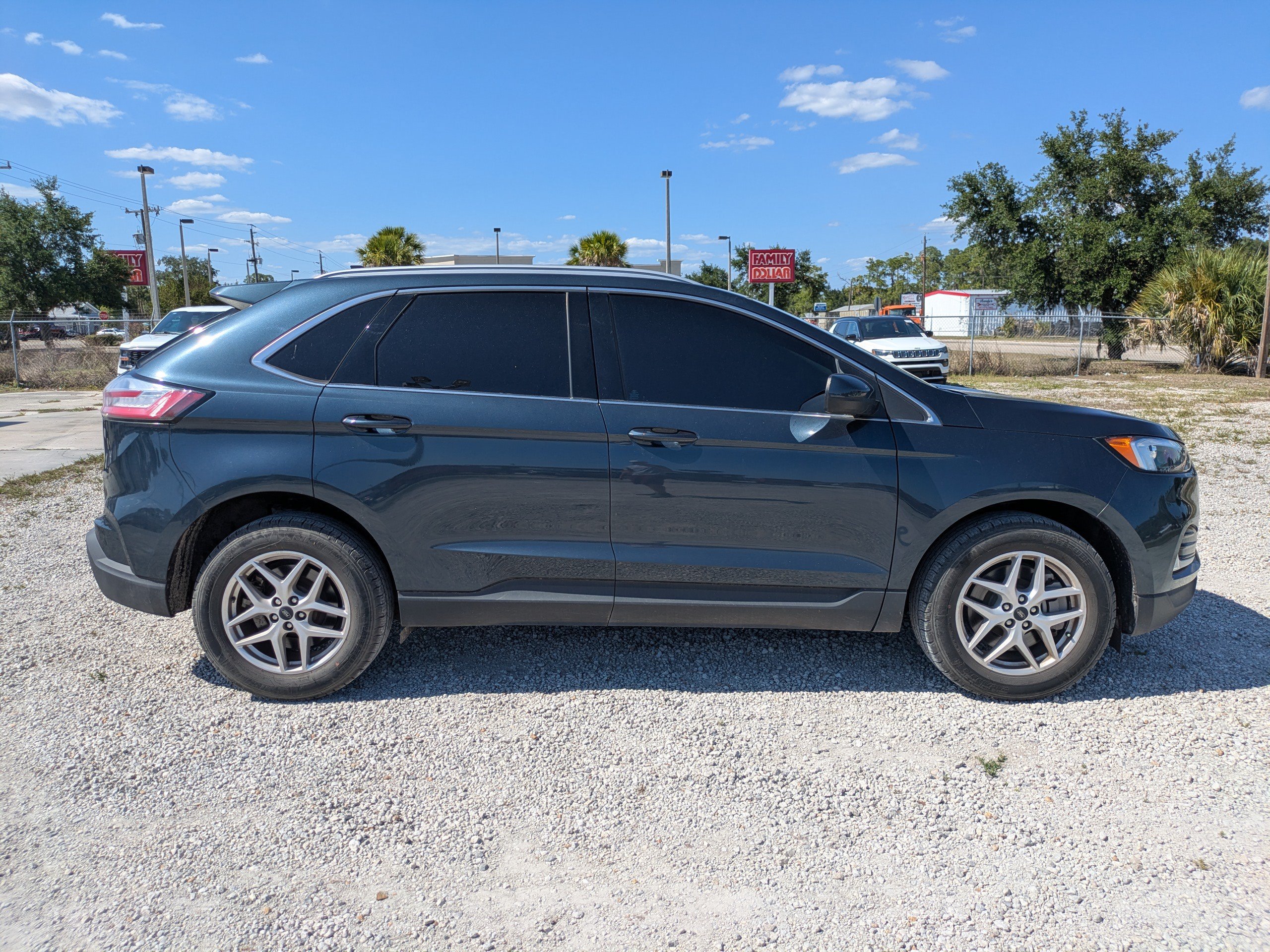 Used 2023 Ford Edge SEL w/ Convenience Package AWD/4WD image 3