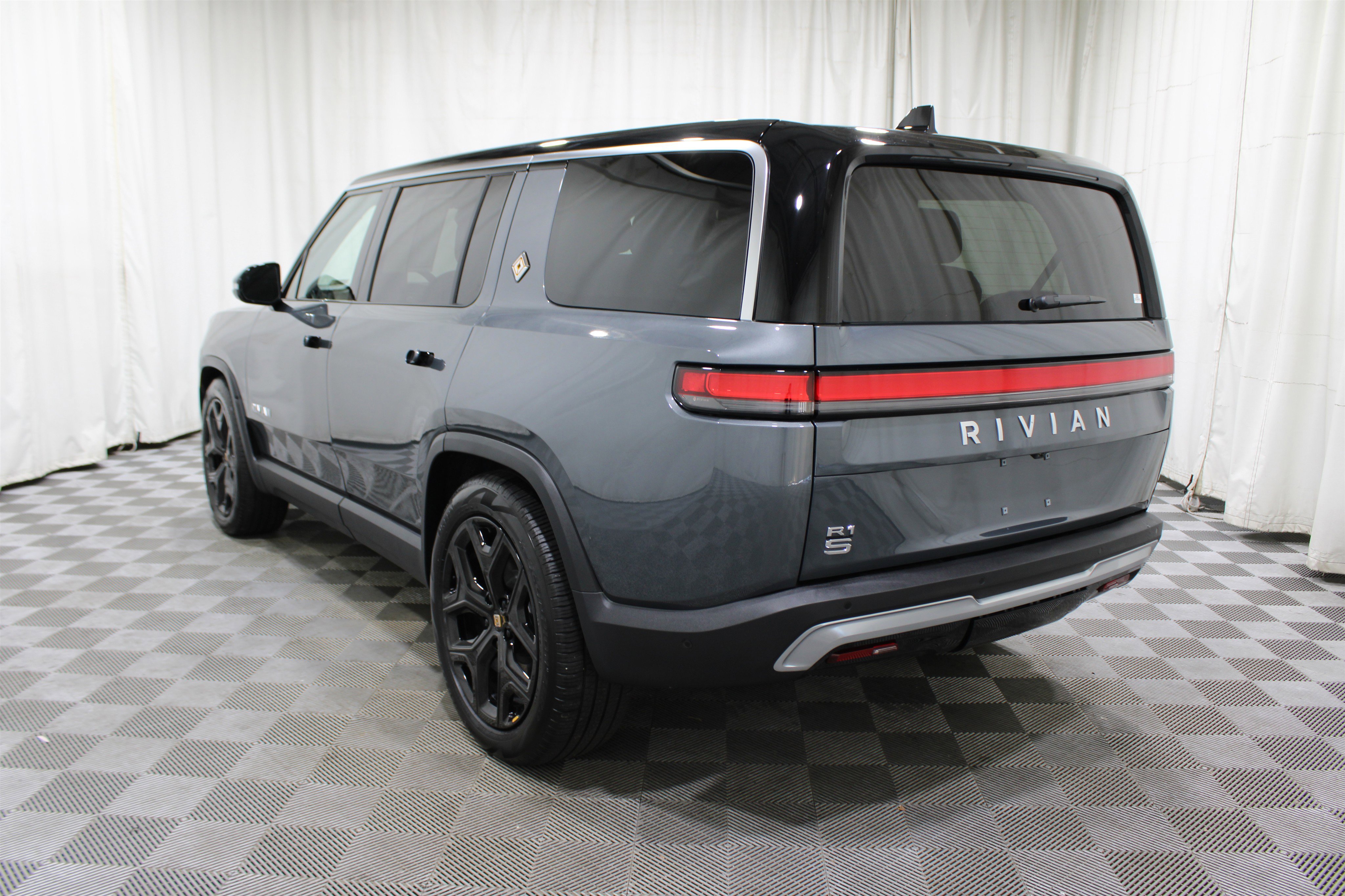 Used 2024 Rivian R1S Adventure image 35