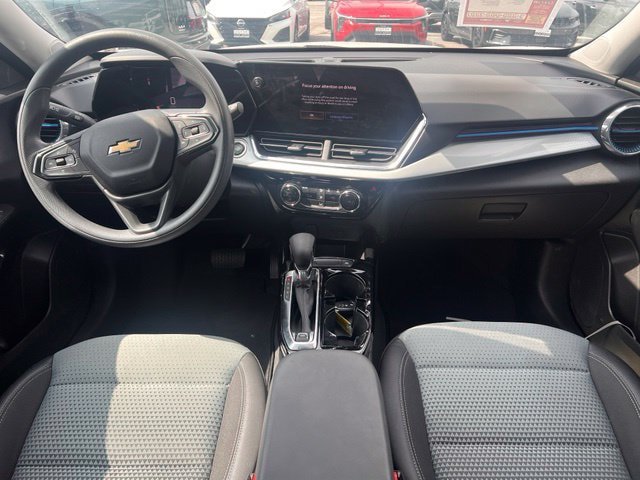 Used 2025 Chevrolet Trax LT FWD image 11
