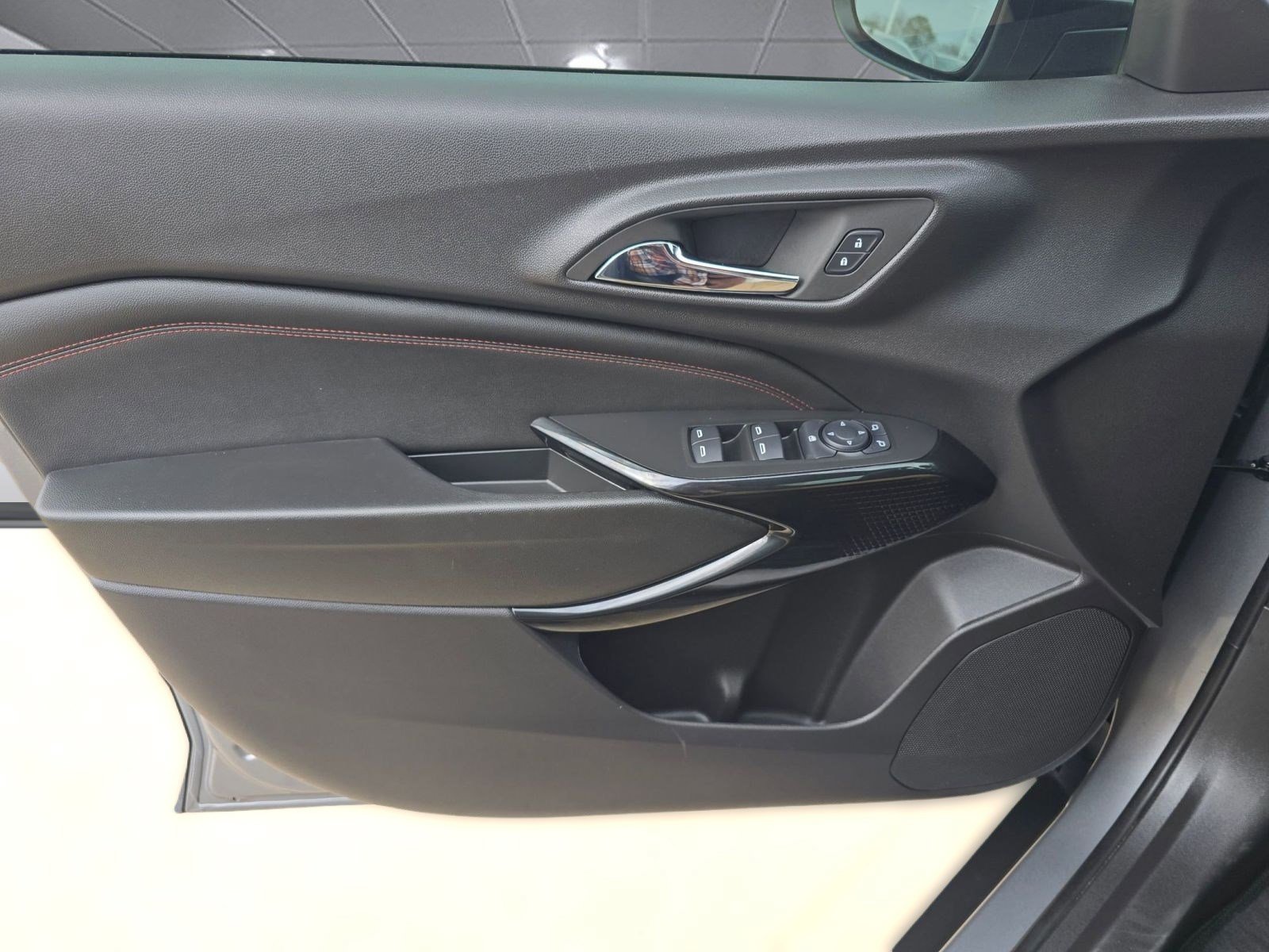 Used 2025 Chevrolet Trax RS w/ Driver Confidence Package image 11