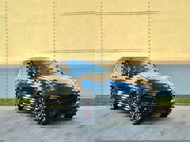 Used 2014 Porsche Cayenne GTS image 2