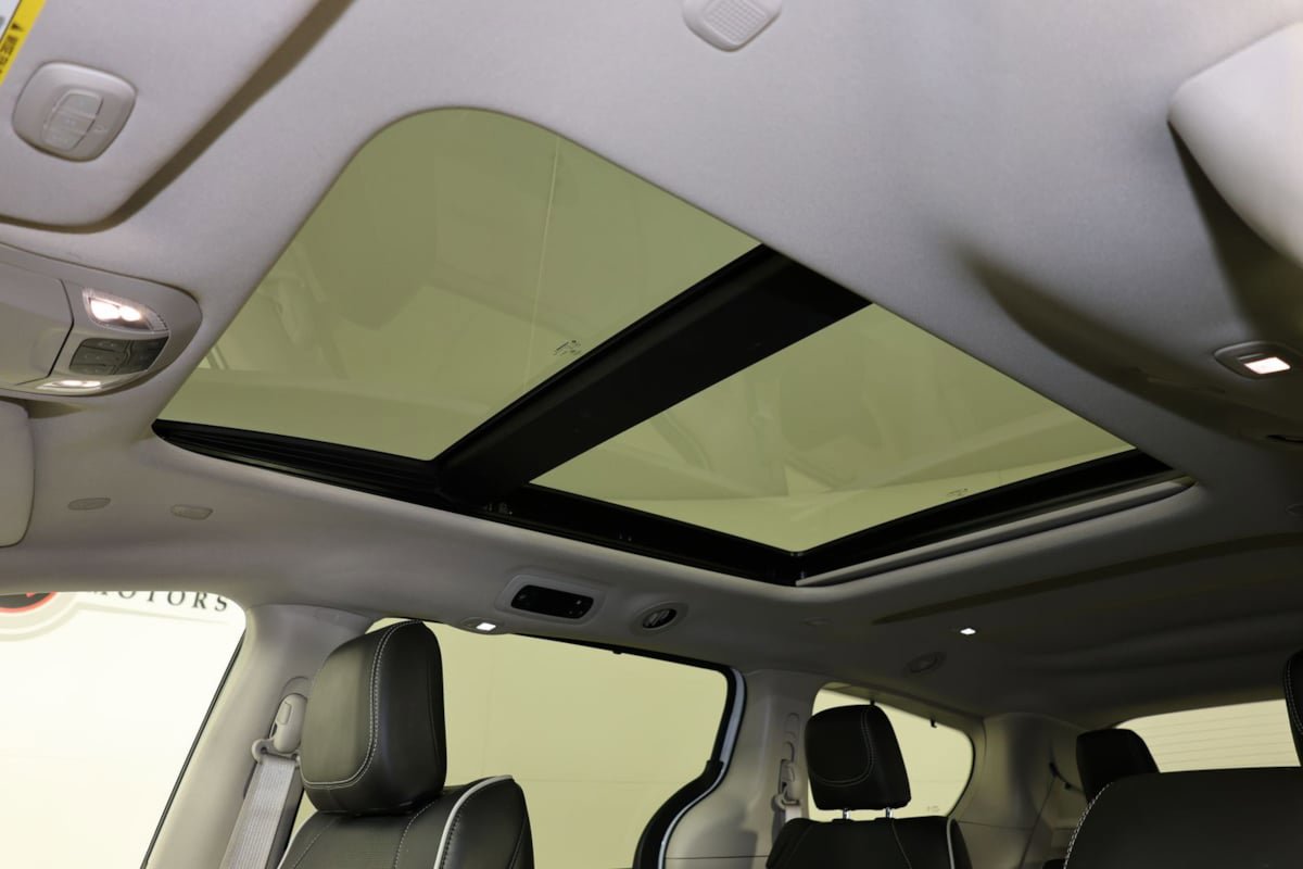 Used 2024 Chrysler Pacifica Limited FWD image 14