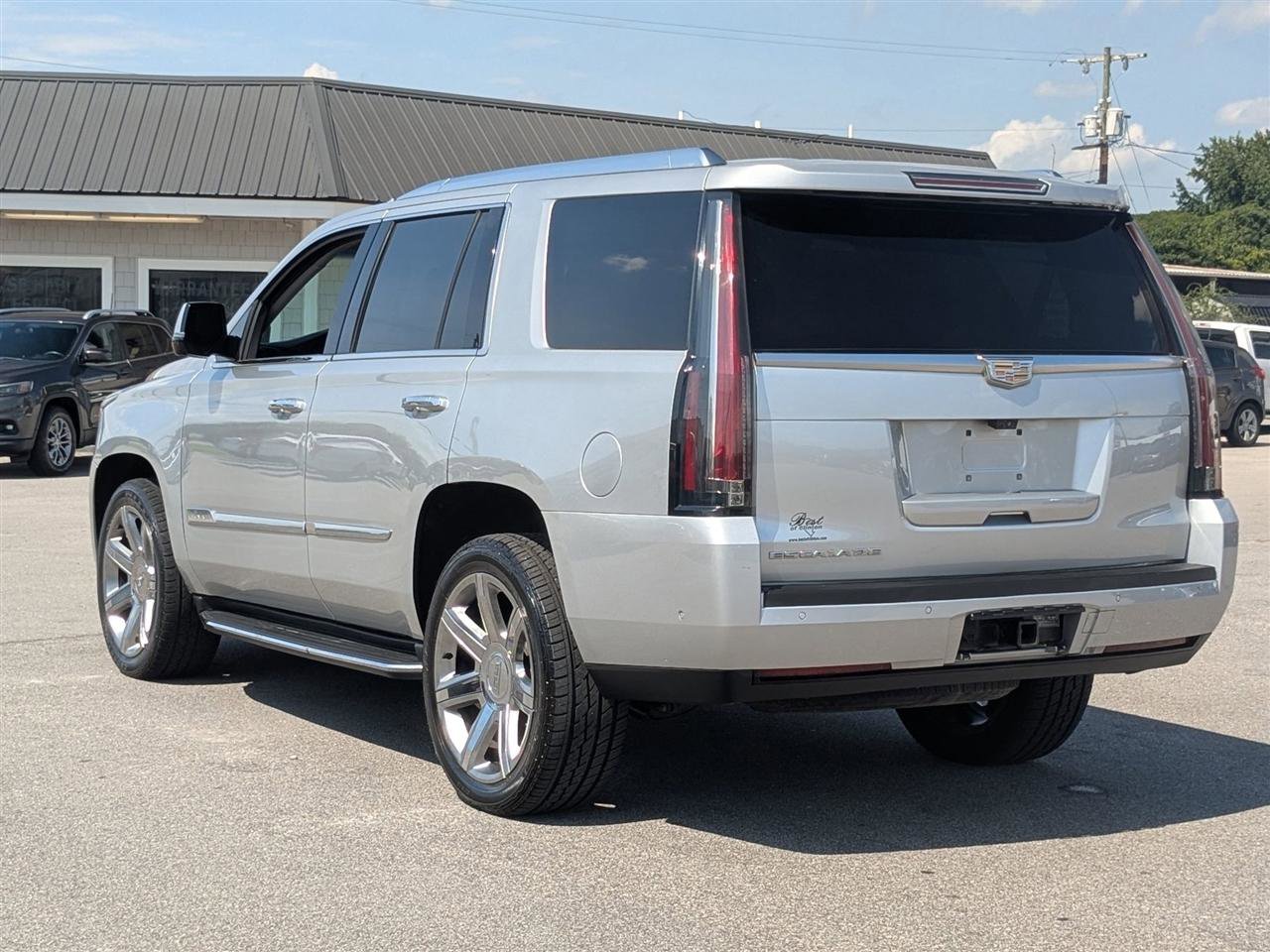 Used 2017 Cadillac Escalade Luxury AWD/4WD image 3