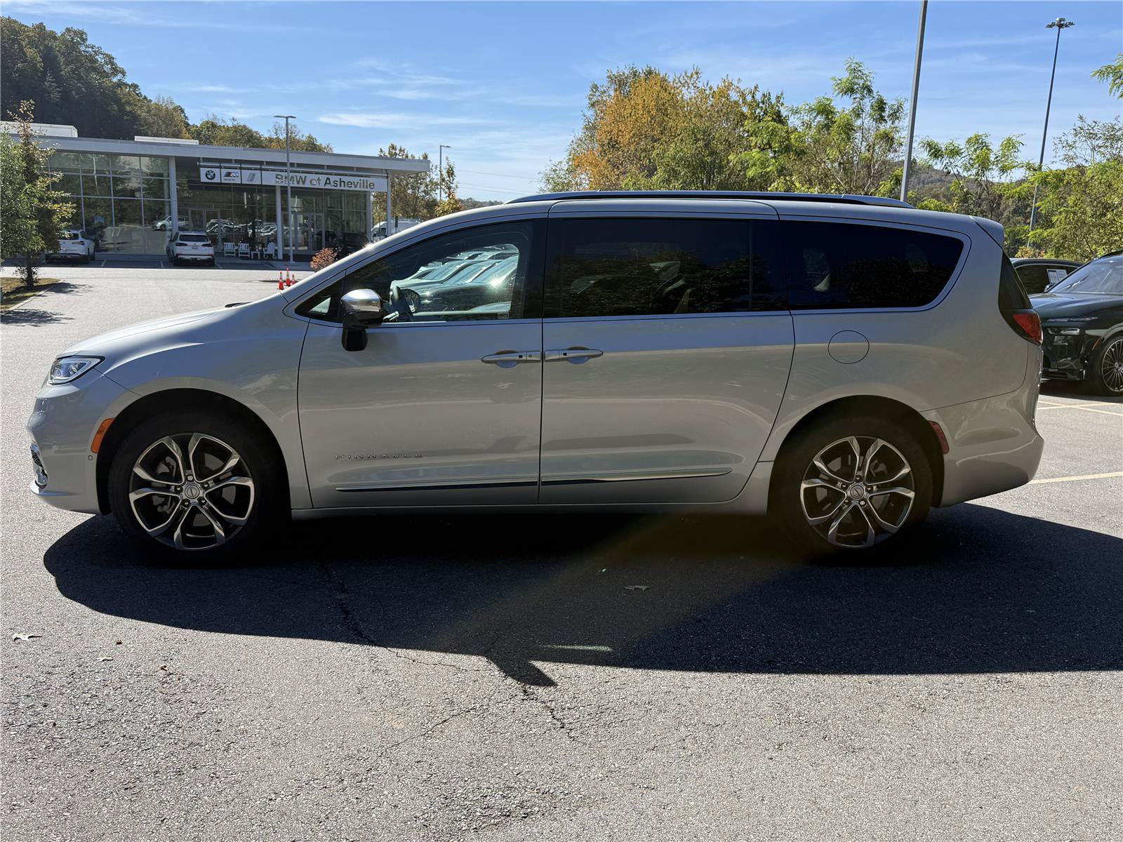 Used 2026 Chrysler Pacifica Pinnacle w/ Trailer Tow Group AWD/4WD image 6